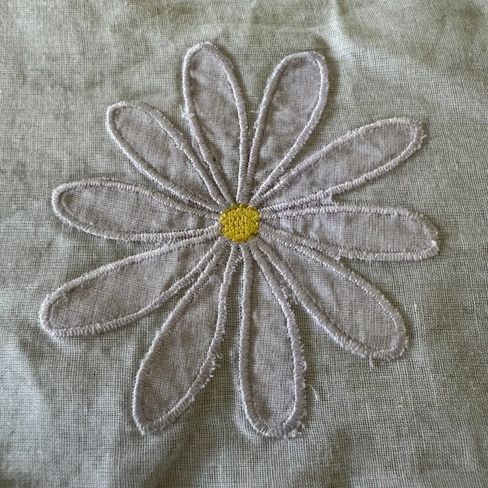 Crate & Barrel Daisy Organdy Table Runner White Cotton Embroidered 14 x 90